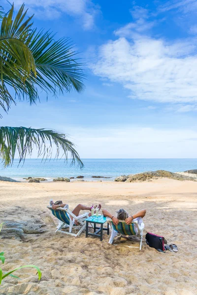 Couple on their honeymoon at the beach — Stock Photo, Image