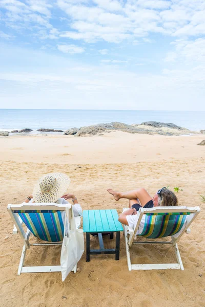 Couple on their honeymoon at the beach — Stock Photo, Image