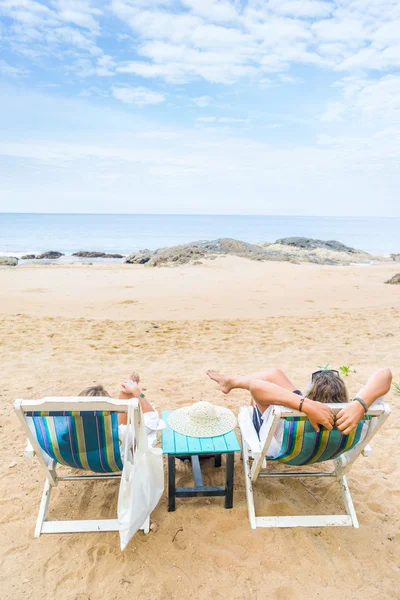 Para na miesiąc miodowy na plaży — Zdjęcie stockowe