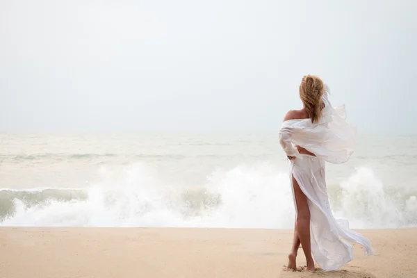 Mujer con sarong en la playa — Foto de Stock