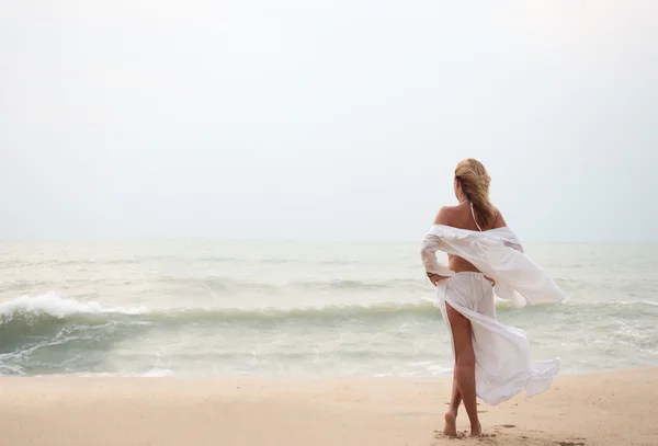 Žena s sarong na pláži — Stock fotografie