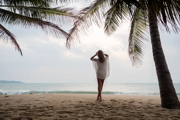 Kvinna på stranden bär en sarong — Stockfoto