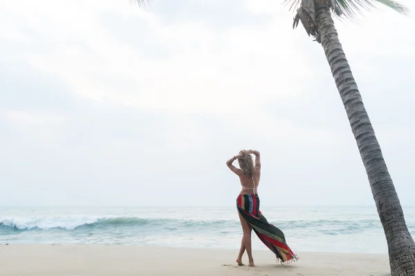 WOman na praia vestindo um sarong — Fotografia de Stock