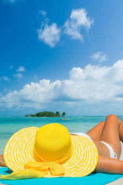 Kadın yalan sahilde