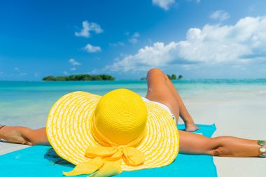 Kadın yalan sahilde