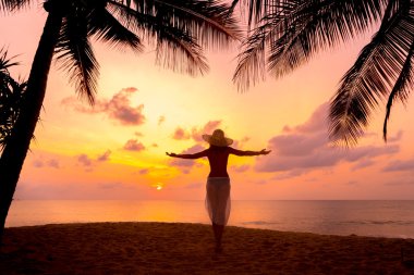 Tropik sahilde zarif kadın