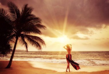 Sahilde zarif kadın