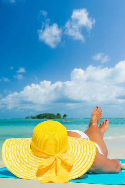 Donna sdraiata sulla spiaggia — Foto Stock