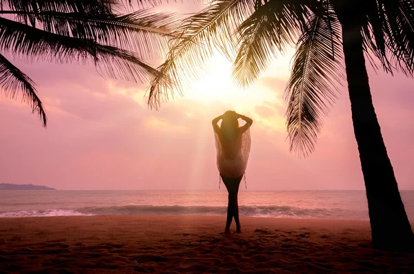 Eleganckie kobiety na tropikalnej plaży — Zdjęcie stockowe
