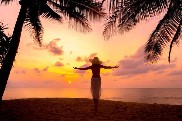 Tropik sahilde zarif kadın — Stok fotoğraf