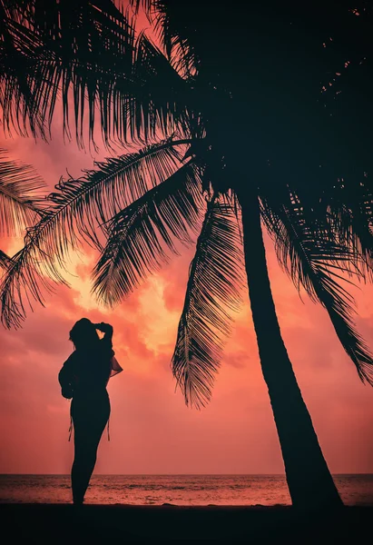 Donna di classe sulla spiaggia tropicale — Foto Stock