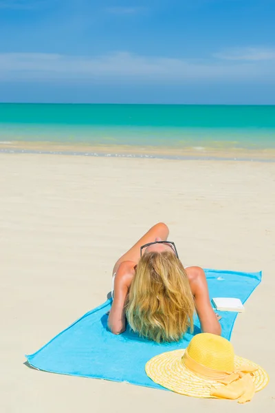 Tropik plajda bikinili bir kadın. — Stok fotoğraf