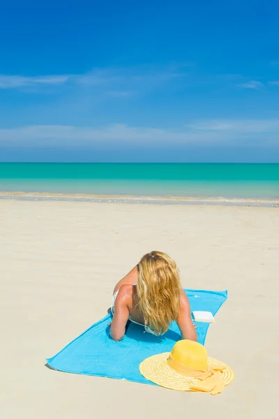 Woman in bikini at tropical beach — Stock Photo, Image