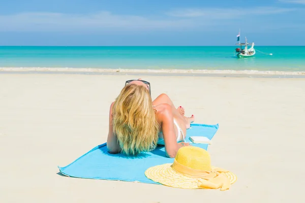 Žena v bikinách na tropické pláži — Stock fotografie