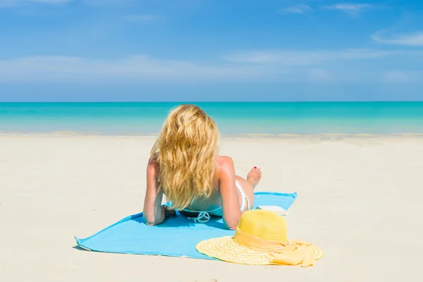 Tropik plajda bikinili bir kadın. — Stok fotoğraf