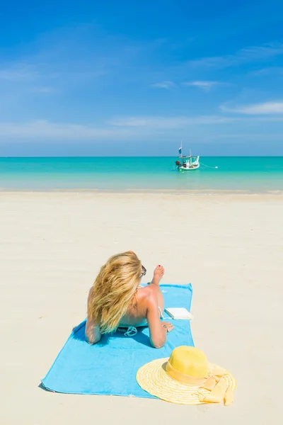 Жінка в бікіні на тропічному пляжі — стокове фото