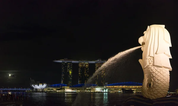 Merlion fontanna i panoramę Singapuru — Zdjęcie stockowe