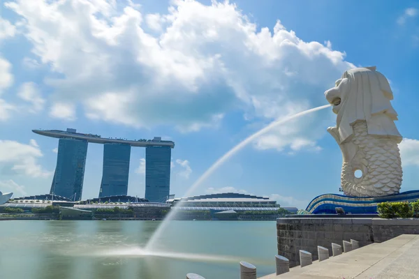 La fontana Merlion e lo skyline di Singapore — Foto Stock