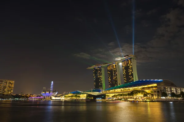 Marina Bay arenas por la noche durante el espectáculo de luz y agua 'Wonder F — Foto de Stock