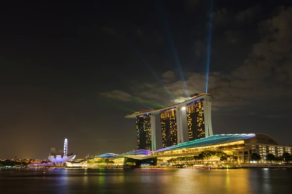 Marina Bay Sands la nuit pendant Light and Water Show 'Wonder F — Photo