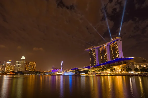 Marina Bay arenas por la noche durante el espectáculo de luz y agua 'Wonder F — Foto de Stock