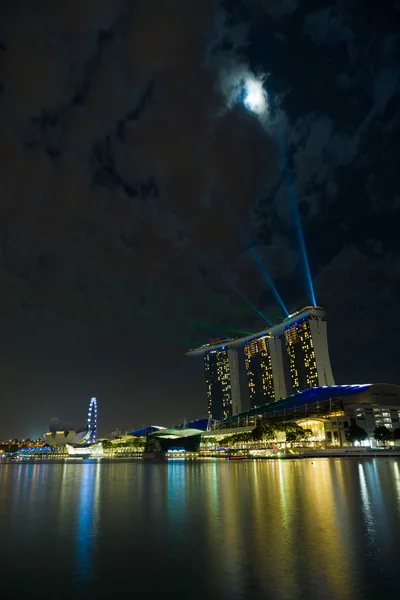 Marina Bay Sands gece ışık ve su göstermek sırasında ' merak F — Stok fotoğraf