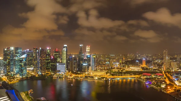 Singapore business district skyline efter solen — Stockfoto