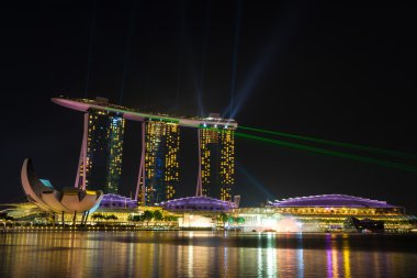  Marina Bay Sands gece ışık ve su göstermek sırasında ' merak F