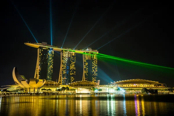 Marina Bay Sands durante a noite durante Light and Water Show 'Wonder F — Fotografia de Stock