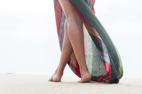 Permanent van de benen van de vrouw die zich voordeed op het strand — Stockfoto