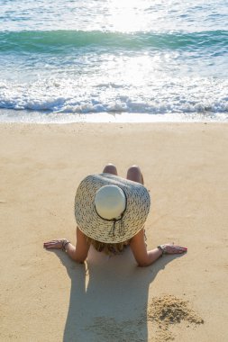 Tropik plajda bikinili bir kadın.