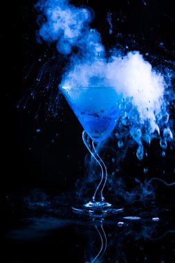 Mavi splash ve buz buharı ile kokteyl