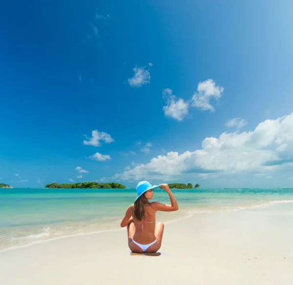 열 대 해변에서 비키니를 입고 있는 여자 — 스톡 사진