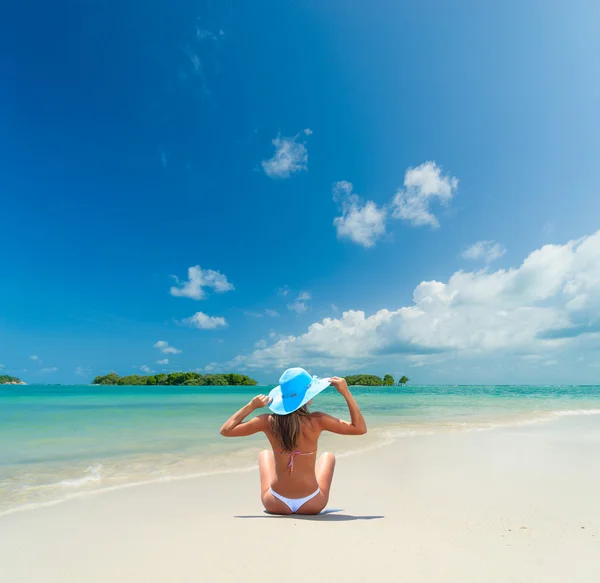 Kobieta w bikini na tropikalnej plaży — Zdjęcie stockowe