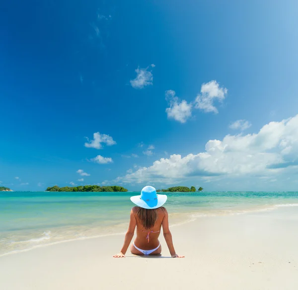 Vrouw in bikini op tropisch strand — Stockfoto