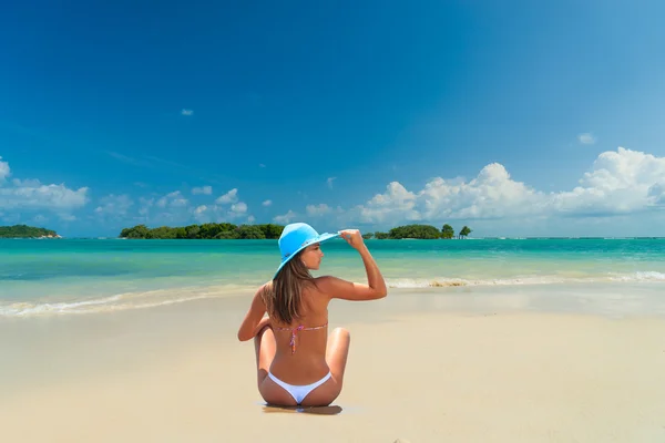 Nő bikiniben a trópusi strandon — Stock Fotó