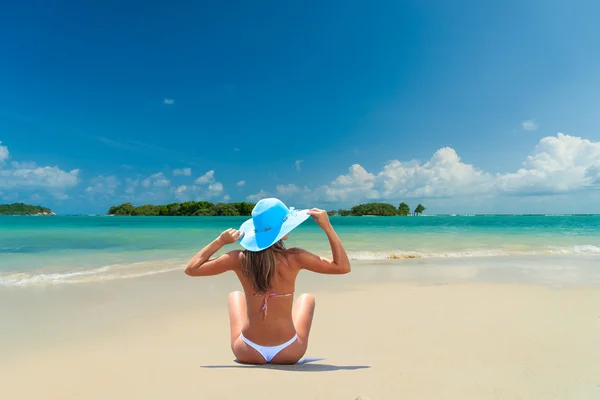 Vrouw in bikini op tropisch strand — Stockfoto