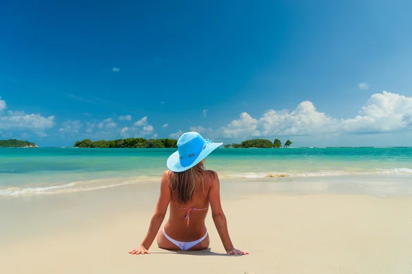 Woman in bikini at tropical beach — Stock Photo, Image