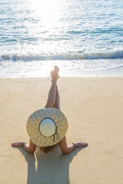 Vrouw in bikini op tropisch strand — Stockfoto