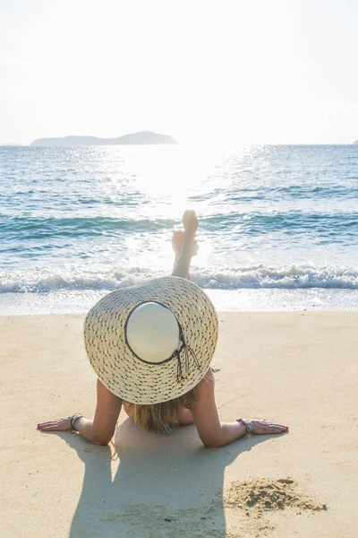 Vrouw in bikini op tropisch strand — Stockfoto