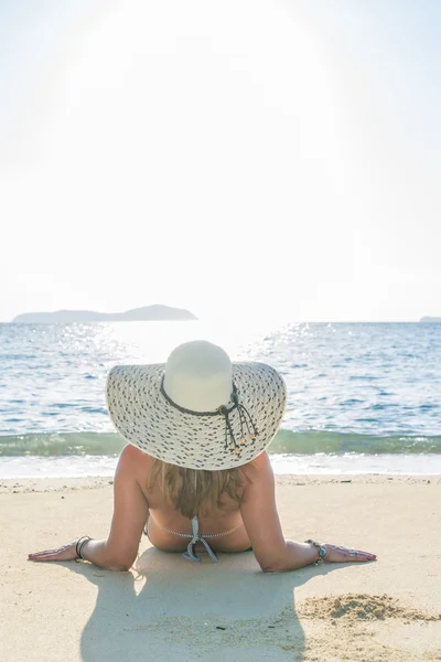 Kvinna i bikini på tropisk strand — Stockfoto