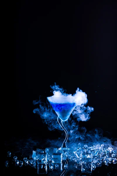 Cóctel azul con salpicadura y vapor de hielo — Foto de Stock