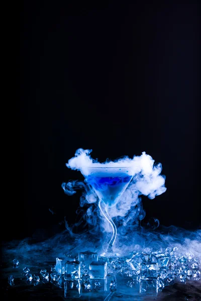 Blå cocktail med stänk och is vapor — Stockfoto