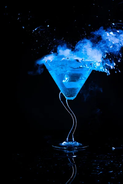 Blue cocktail with splash and ice vapor — Stock Photo, Image