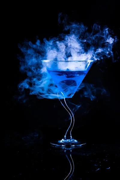 Cocktail bleu avec éclaboussures et vapeur de glace — Photo