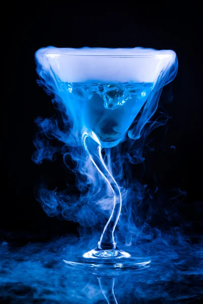 Cóctel azul con salpicadura y vapor de hielo — Foto de Stock