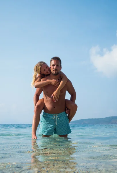 在美丽的热带海滩上的情侣 — 图库照片