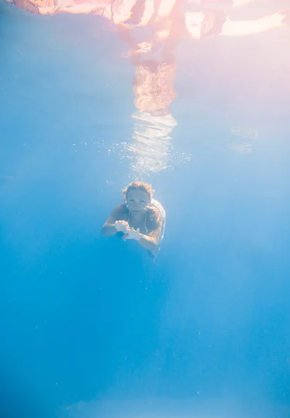 Žena pod vodou v bazénu — Stock fotografie