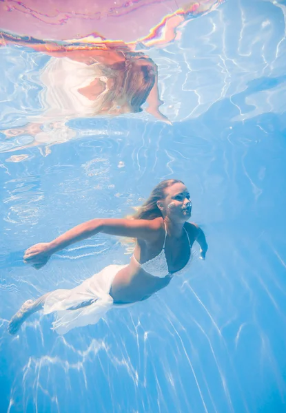 Femme sous l'eau dans la piscine — Photo