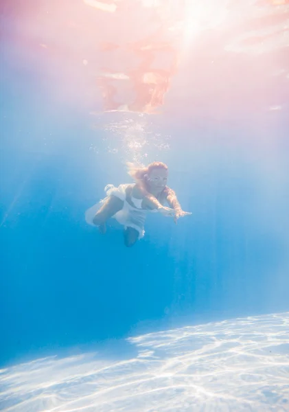 Femme sous l'eau dans la piscine — Photo